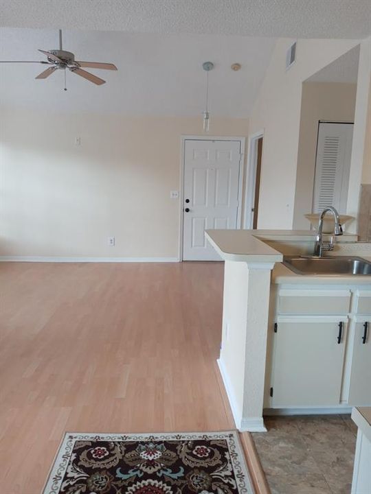 For Sale: $138,000 (2 beds, 2 baths, 934 Square Feet)