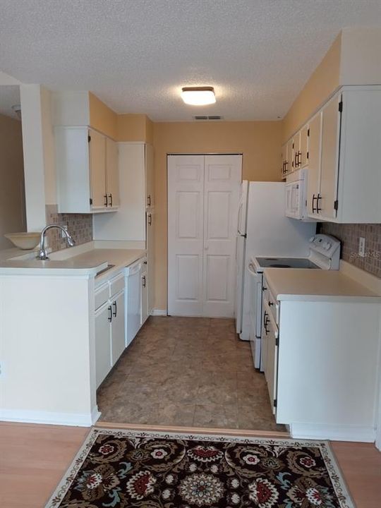 For Sale: $138,000 (2 beds, 2 baths, 934 Square Feet)