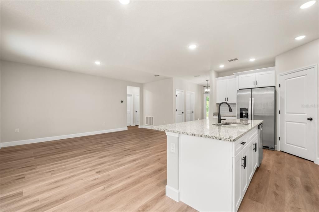 For Sale: $254,900 (2 beds, 2 baths, 1269 Square Feet)
