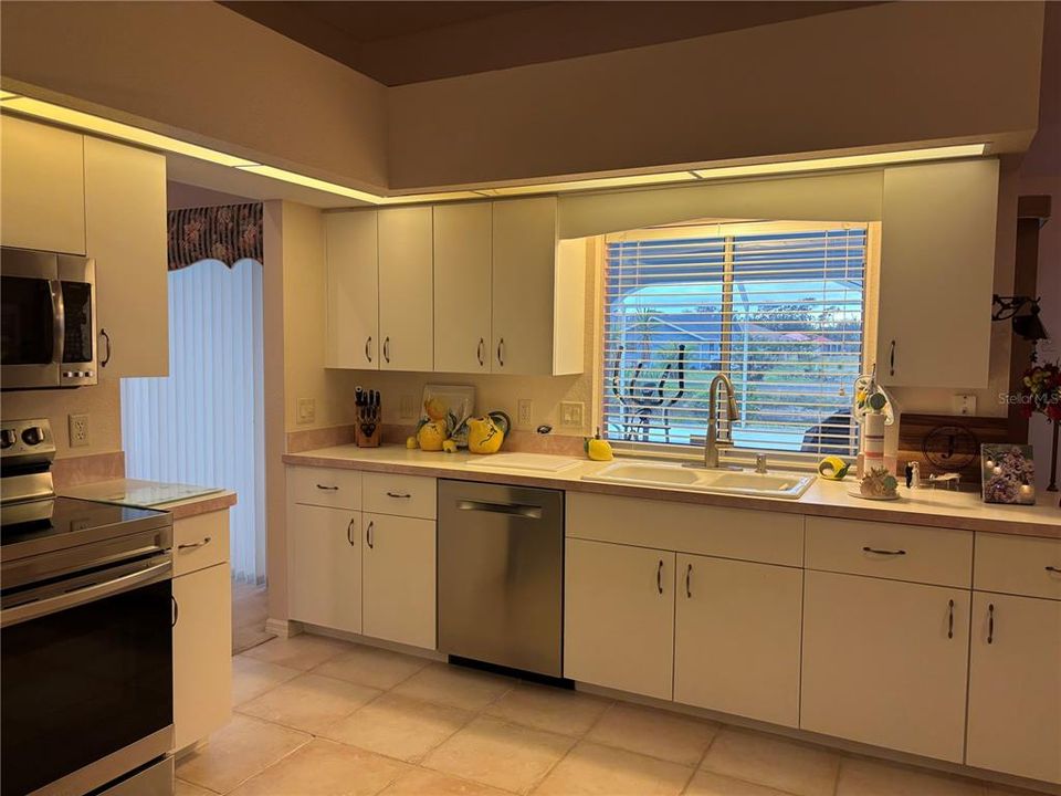 For Sale: $360,000 (3 beds, 2 baths, 2189 Square Feet)