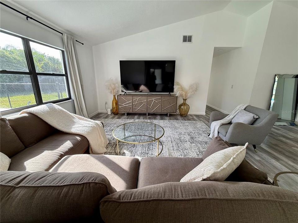 На продажу: $299,900 (3 спален, 2 ванн, 1313 Квадратных фут)