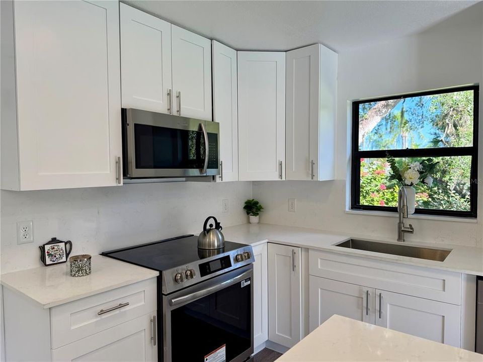 На продажу: $299,900 (3 спален, 2 ванн, 1313 Квадратных фут)