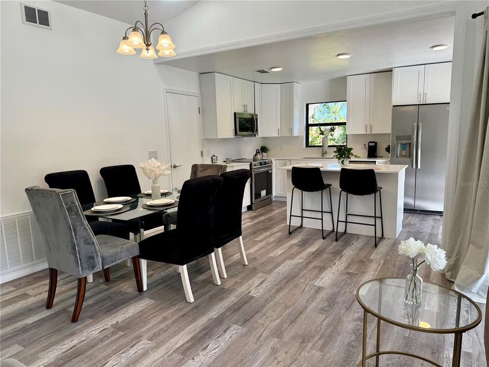 На продажу: $299,900 (3 спален, 2 ванн, 1313 Квадратных фут)