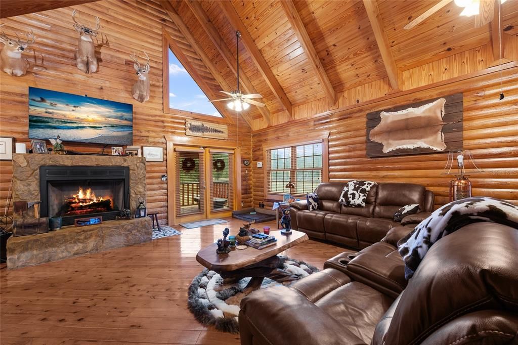 En Venta: $875,000 (3 camas, 2 baños, 1912 Pies cuadrados)