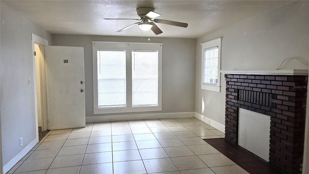 For Rent: $1,250 (1 beds, 1 baths, 690 Square Feet)