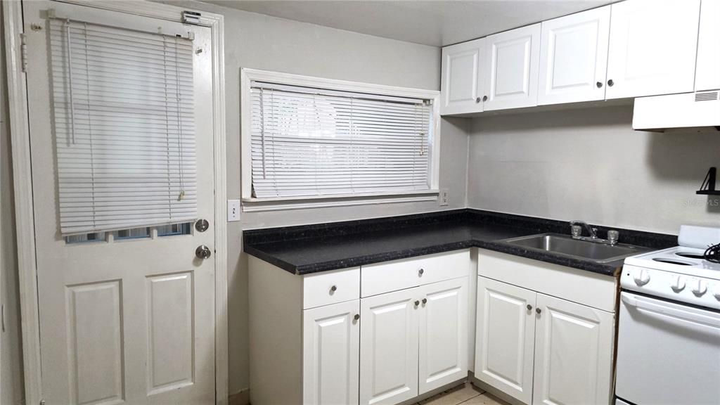 For Rent: $1,250 (1 beds, 1 baths, 690 Square Feet)