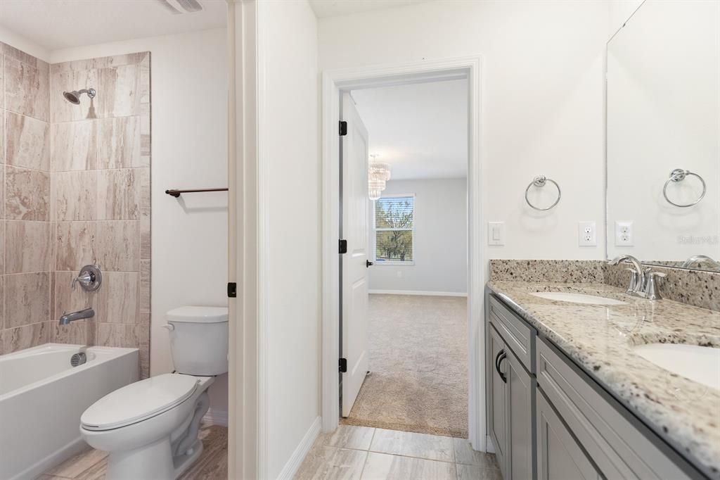 出租: $4,100 (5 贝兹, 3 浴室, 2990 平方英尺)