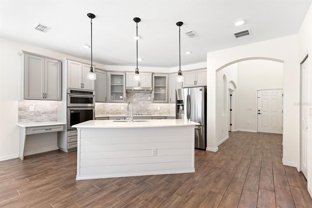 出租: $4,100 (5 贝兹, 3 浴室, 2990 平方英尺)