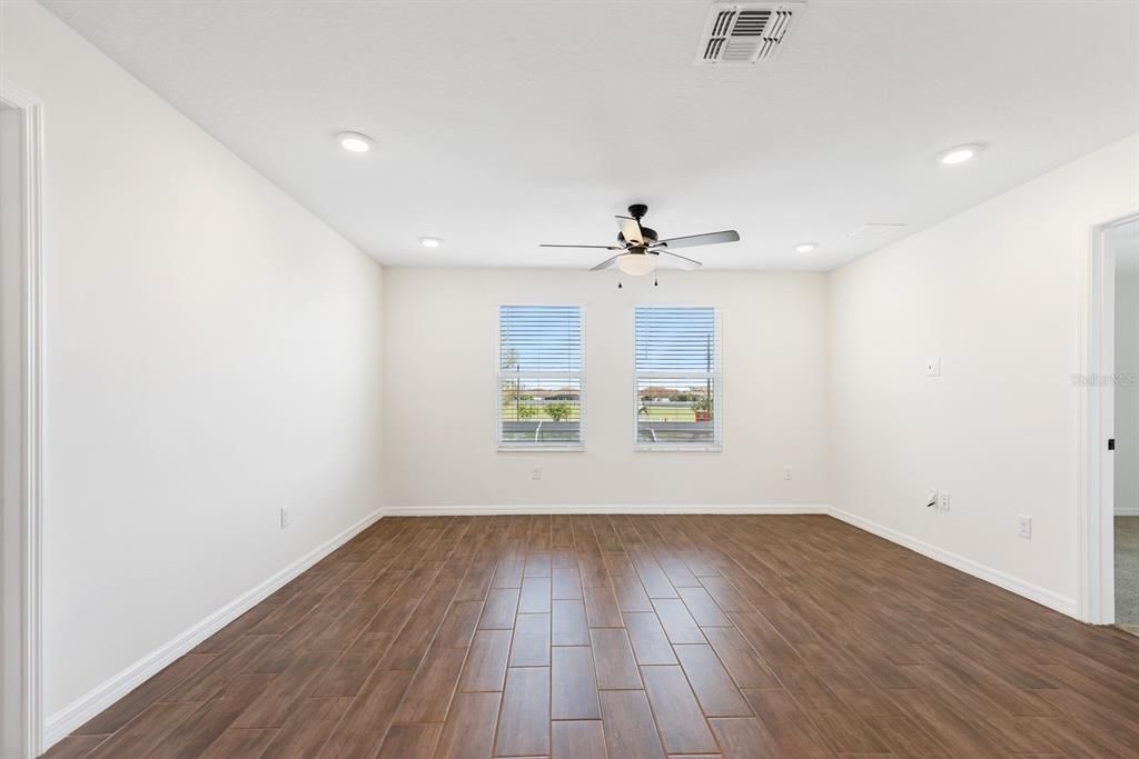 出租: $4,100 (5 贝兹, 3 浴室, 2990 平方英尺)