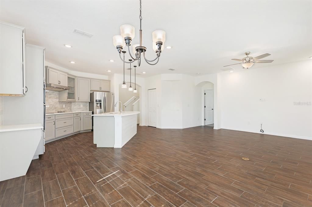 出租: $4,100 (5 贝兹, 3 浴室, 2990 平方英尺)