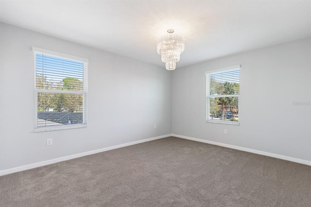 出租: $4,100 (5 贝兹, 3 浴室, 2990 平方英尺)