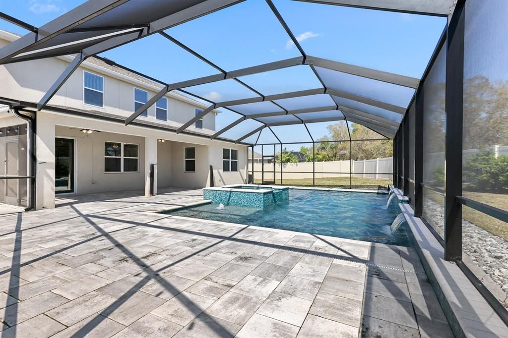 出租: $4,100 (5 贝兹, 3 浴室, 2990 平方英尺)