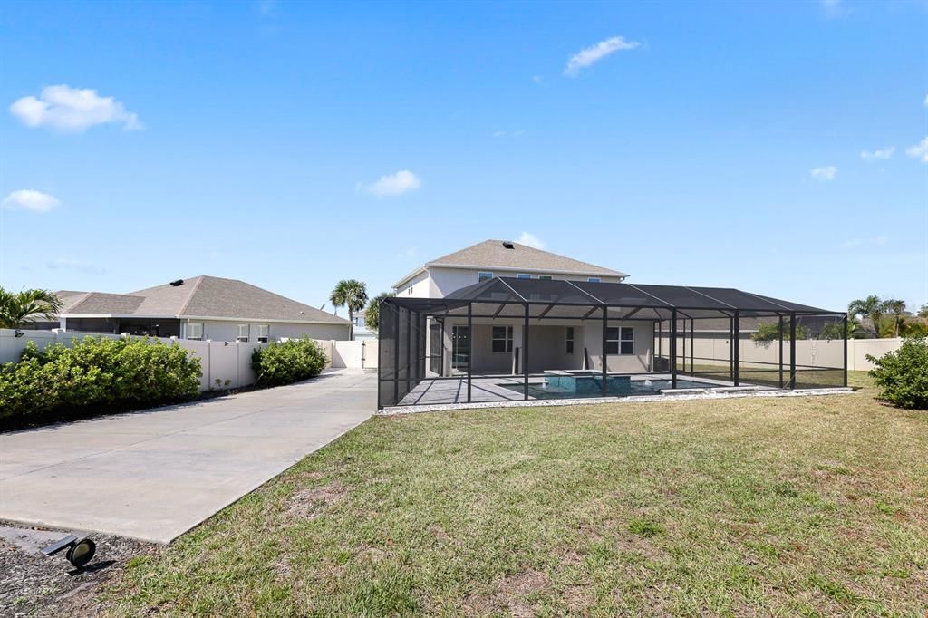 出租: $4,100 (5 贝兹, 3 浴室, 2990 平方英尺)