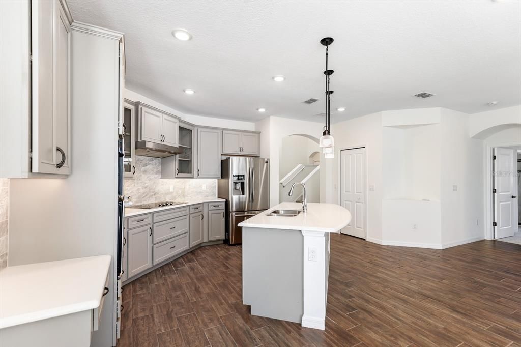 出租: $4,100 (5 贝兹, 3 浴室, 2990 平方英尺)