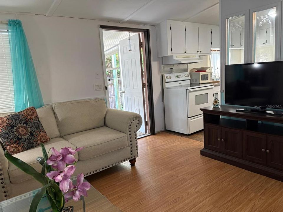 For Rent: $1,300 (2 beds, 2 baths, 906 Square Feet)