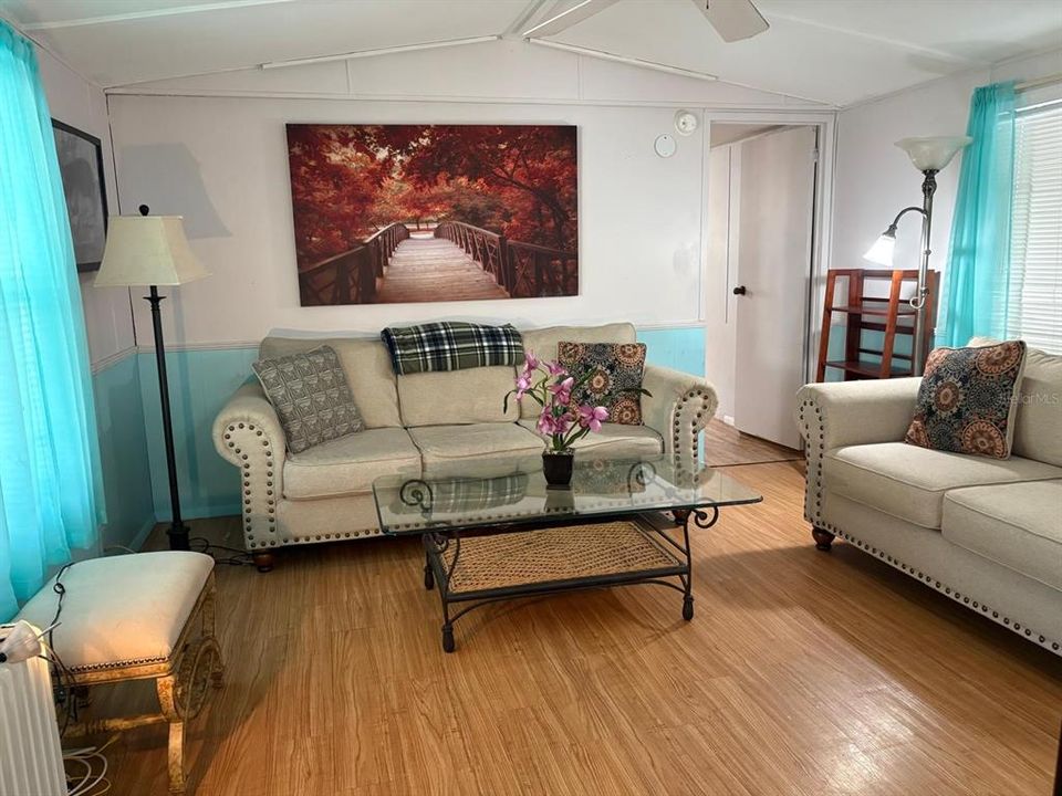 For Rent: $1,300 (2 beds, 2 baths, 906 Square Feet)