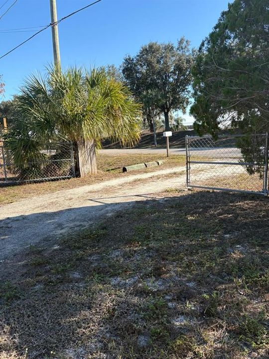 For Rent: $1,300 (2 beds, 2 baths, 906 Square Feet)