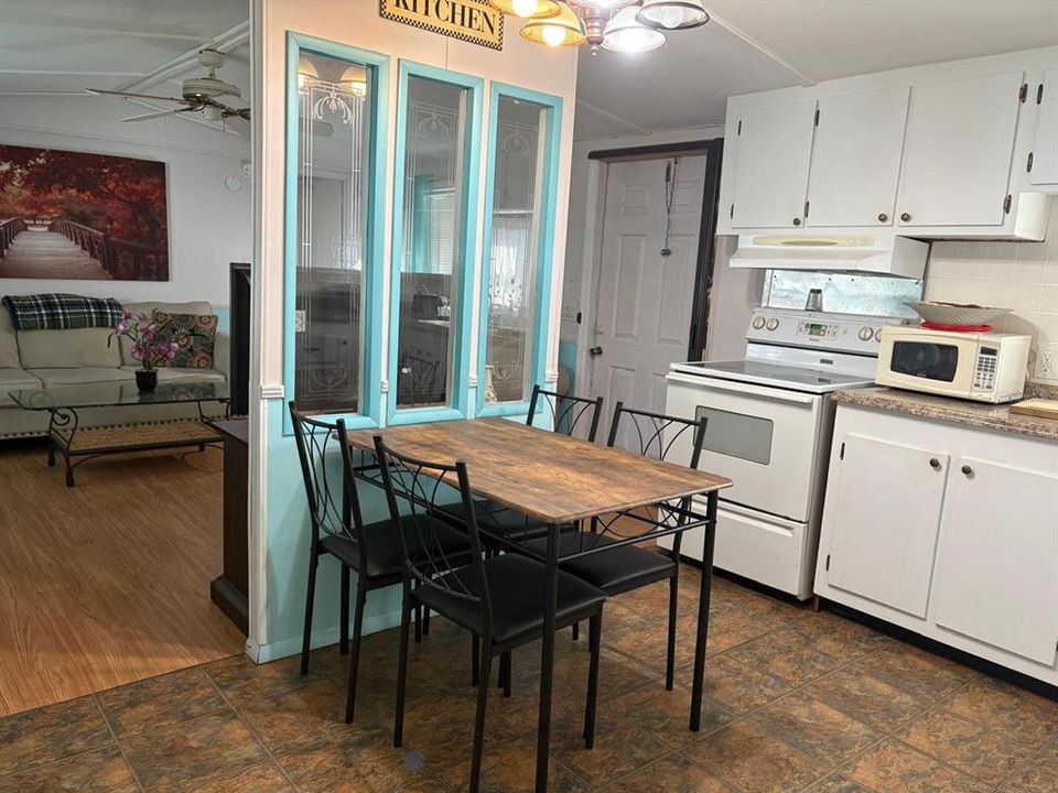 For Rent: $1,300 (2 beds, 2 baths, 906 Square Feet)