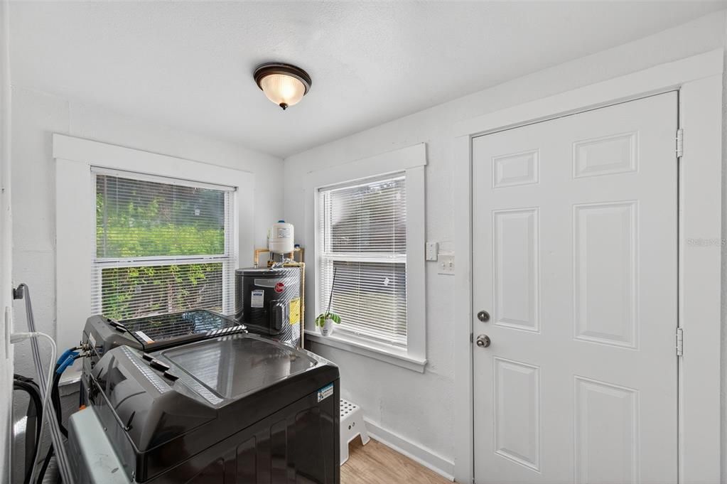 出租: $2,900 (4 贝兹, 1 浴室, 1016 平方英尺)