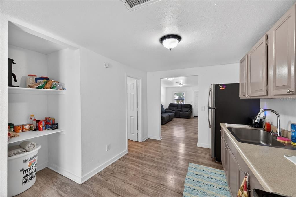 出租: $2,900 (4 贝兹, 1 浴室, 1016 平方英尺)