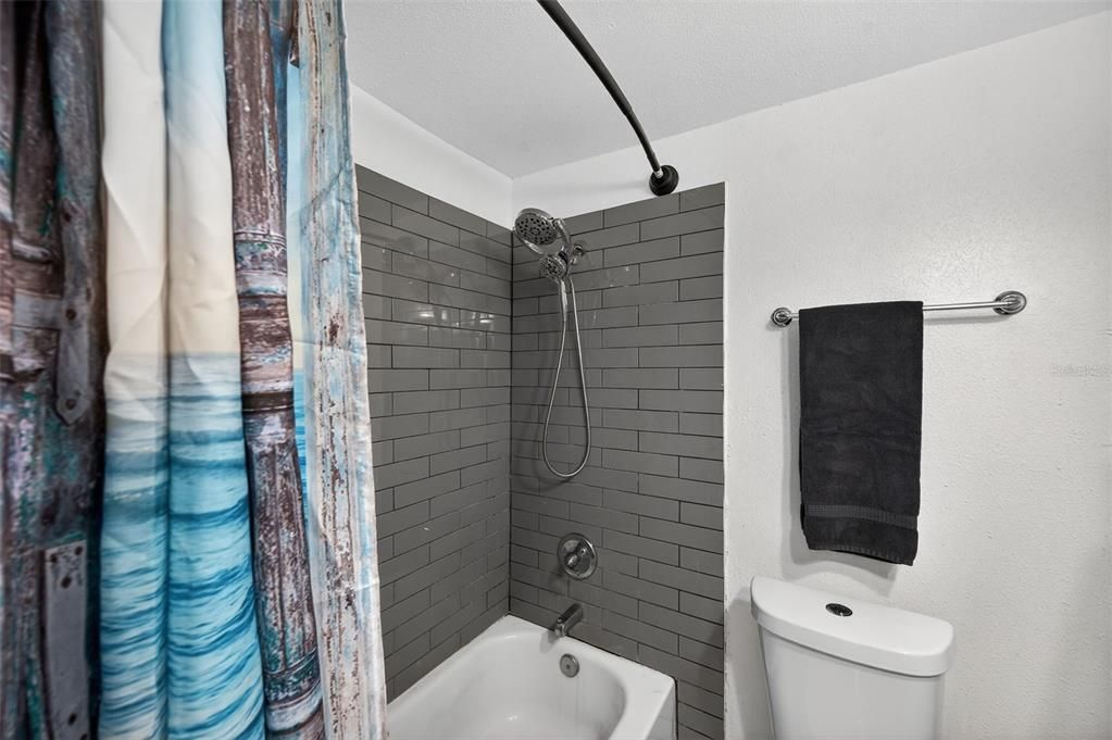 出租: $2,900 (4 贝兹, 1 浴室, 1016 平方英尺)