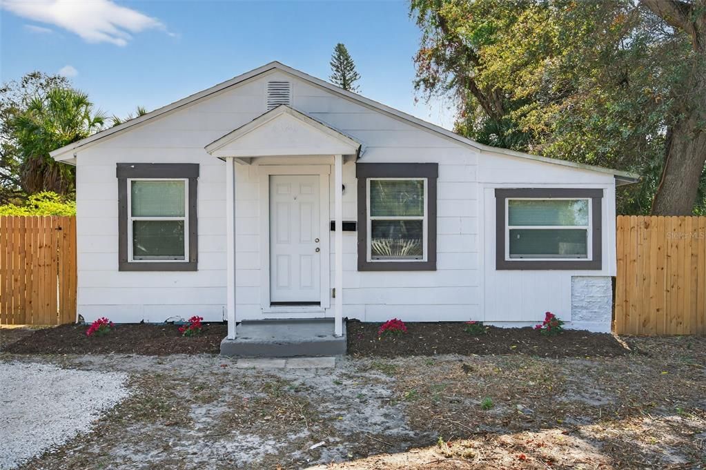 出租: $2,900 (4 贝兹, 1 浴室, 1016 平方英尺)