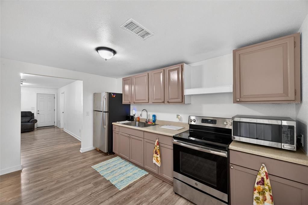 出租: $2,900 (4 贝兹, 1 浴室, 1016 平方英尺)