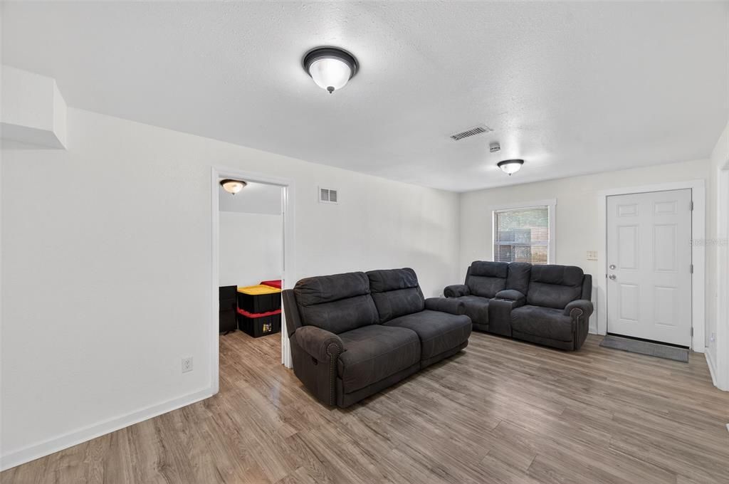 出租: $2,900 (4 贝兹, 1 浴室, 1016 平方英尺)