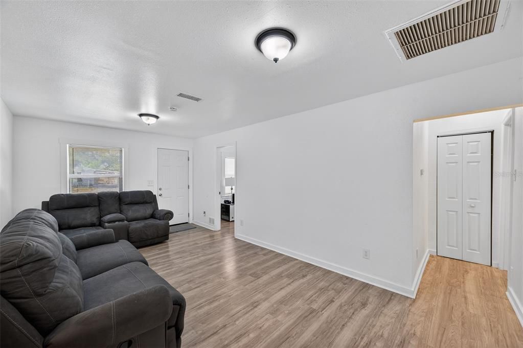 出租: $2,900 (4 贝兹, 1 浴室, 1016 平方英尺)