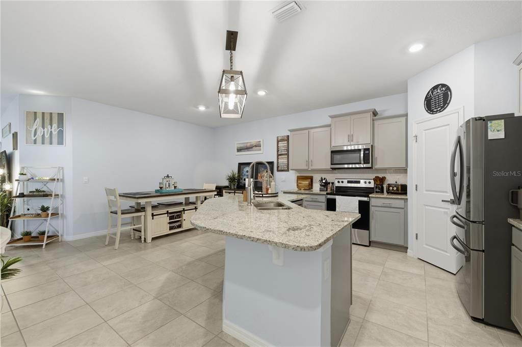 For Sale: $295,000 (3 beds, 2 baths, 1552 Square Feet)