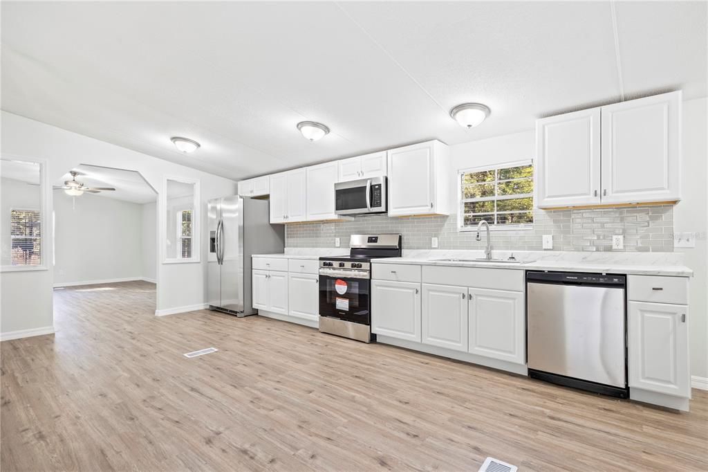 На продажу: $225,000 (3 спален, 2 ванн, 1248 Квадратных фут)