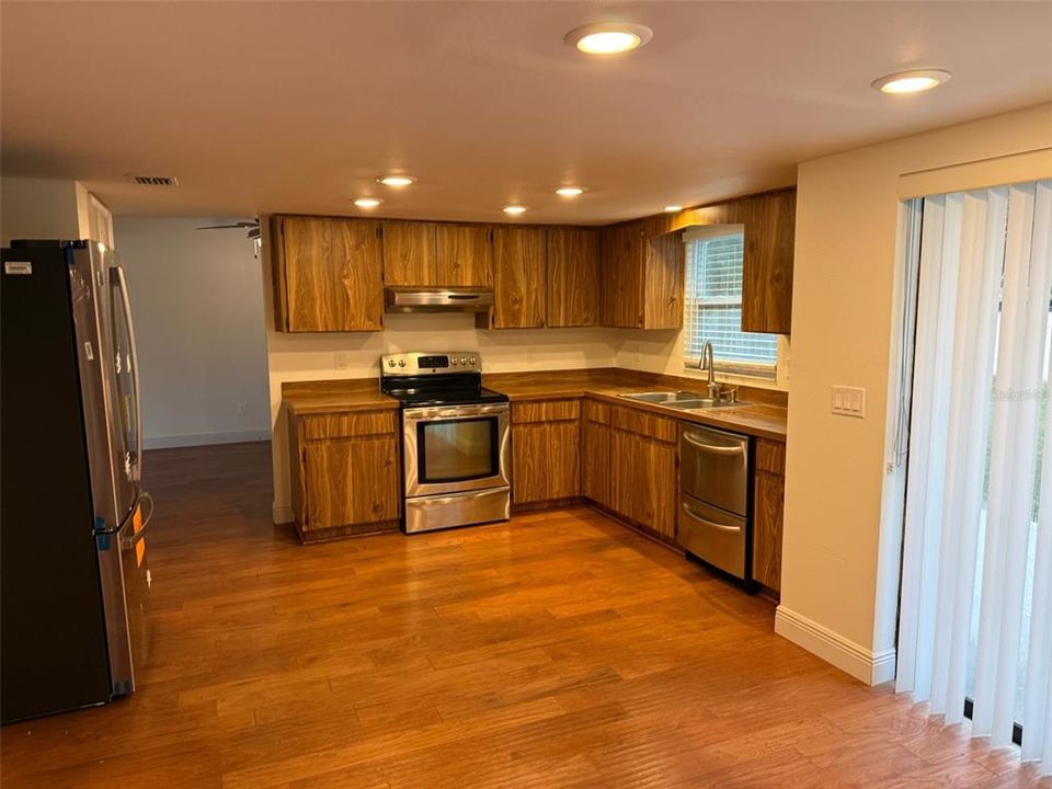 For Rent: $3,250 (4 beds, 2 baths, 1940 Square Feet)