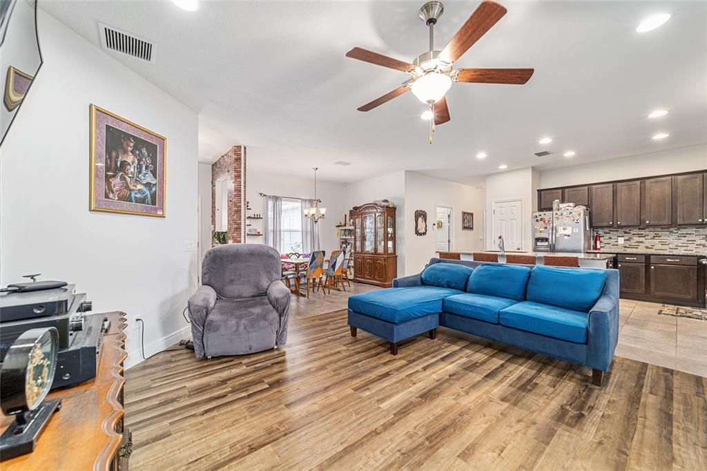 For Sale: $279,900 (4 beds, 2 baths, 1862 Square Feet)