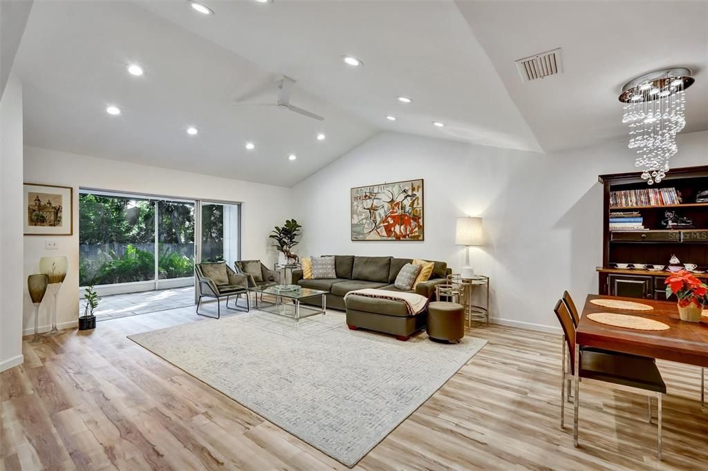 На продажу: $255,000 (2 спален, 2 ванн, 1311 Квадратных фут)