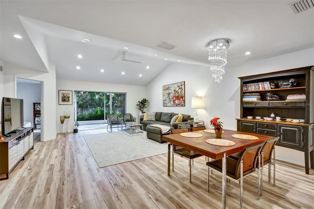 На продажу: $255,000 (2 спален, 2 ванн, 1311 Квадратных фут)