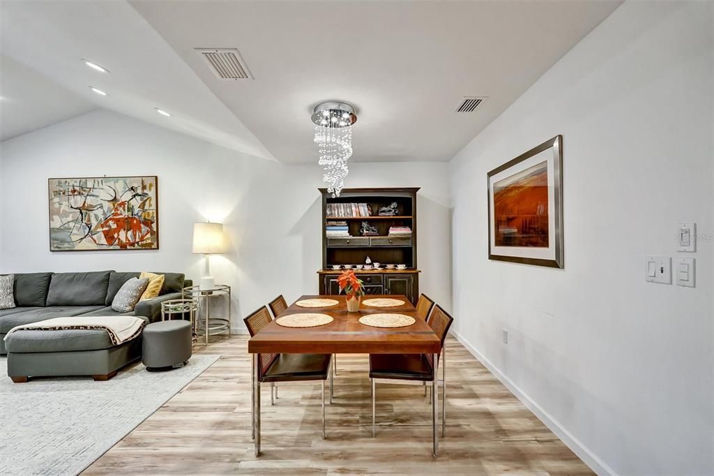 На продажу: $255,000 (2 спален, 2 ванн, 1311 Квадратных фут)