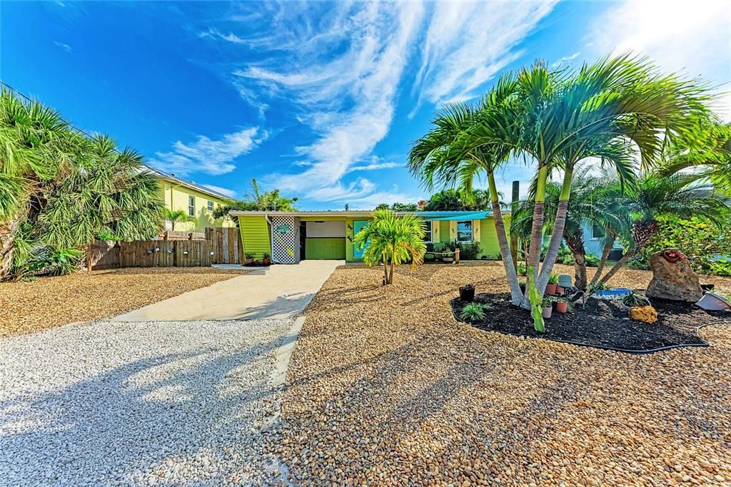 For Sale: $899,000 (3 beds, 2 baths, 1128 Square Feet)