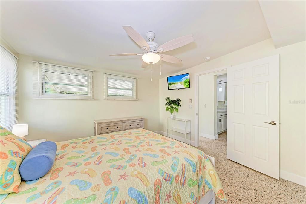 For Sale: $899,000 (3 beds, 2 baths, 1128 Square Feet)