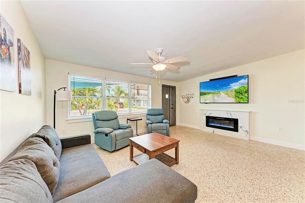 For Sale: $899,000 (3 beds, 2 baths, 1128 Square Feet)