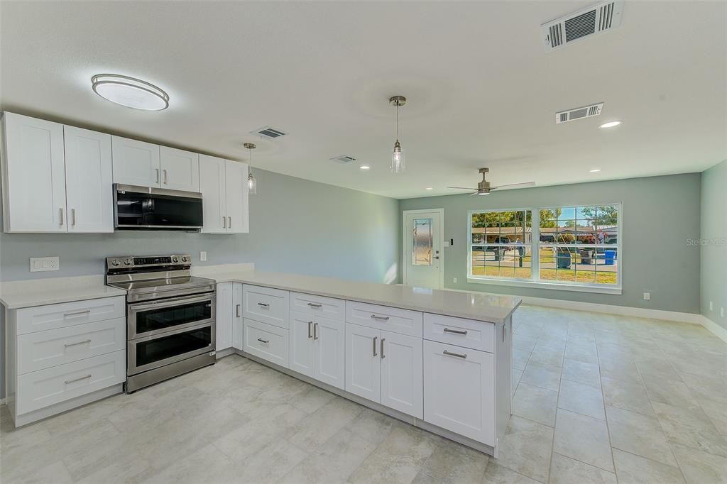 For Sale: $347,900 (3 beds, 3 baths, 1412 Square Feet)