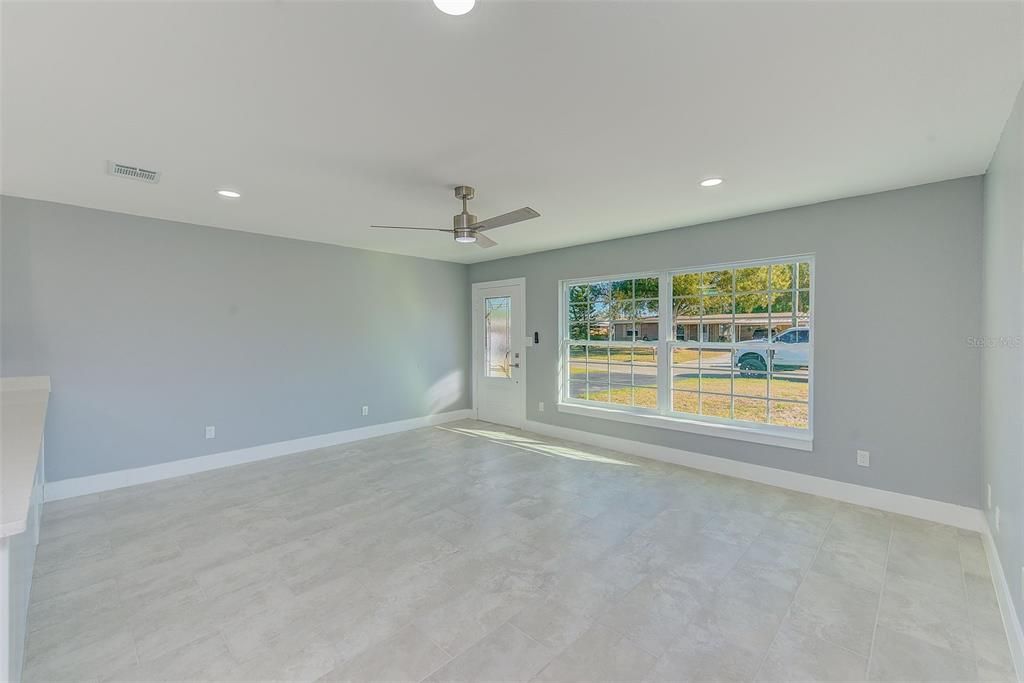 For Sale: $347,900 (3 beds, 3 baths, 1412 Square Feet)