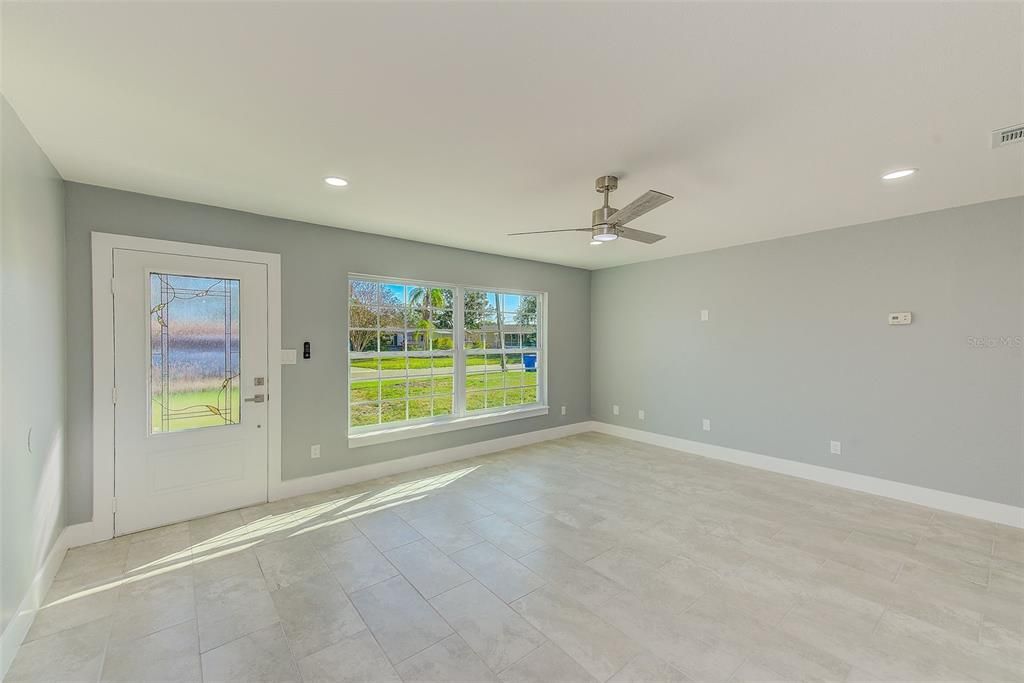 For Sale: $347,900 (3 beds, 3 baths, 1412 Square Feet)