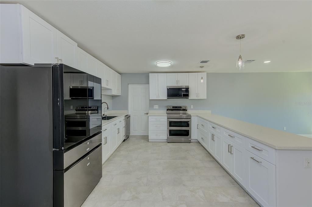 For Sale: $347,900 (3 beds, 3 baths, 1412 Square Feet)