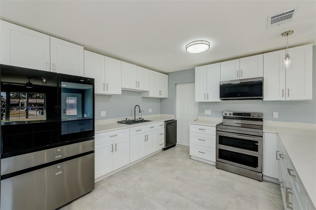 For Sale: $347,900 (3 beds, 3 baths, 1412 Square Feet)