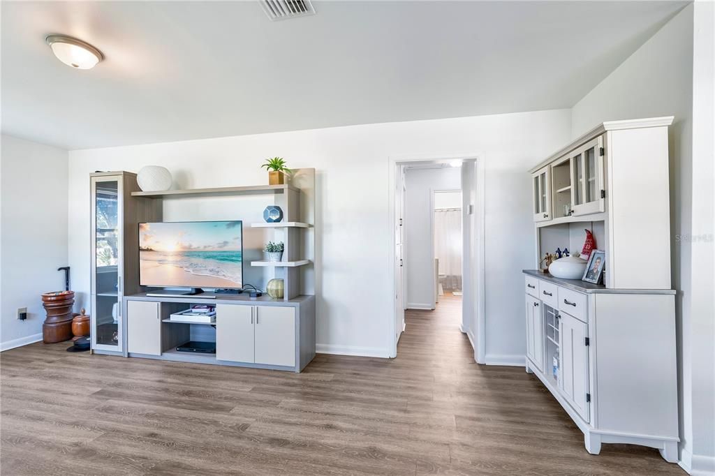 На продажу: $220,000 (2 спален, 2 ванн, 1021 Квадратных фут)