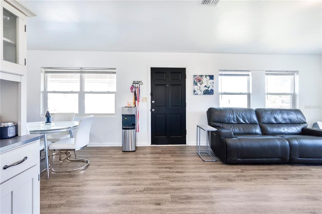 На продажу: $220,000 (2 спален, 2 ванн, 1021 Квадратных фут)