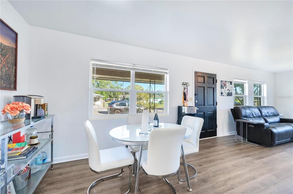 На продажу: $220,000 (2 спален, 2 ванн, 1021 Квадратных фут)