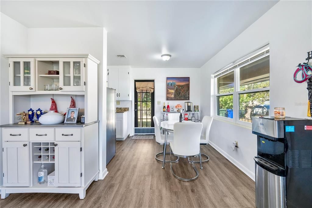 На продажу: $220,000 (2 спален, 2 ванн, 1021 Квадратных фут)