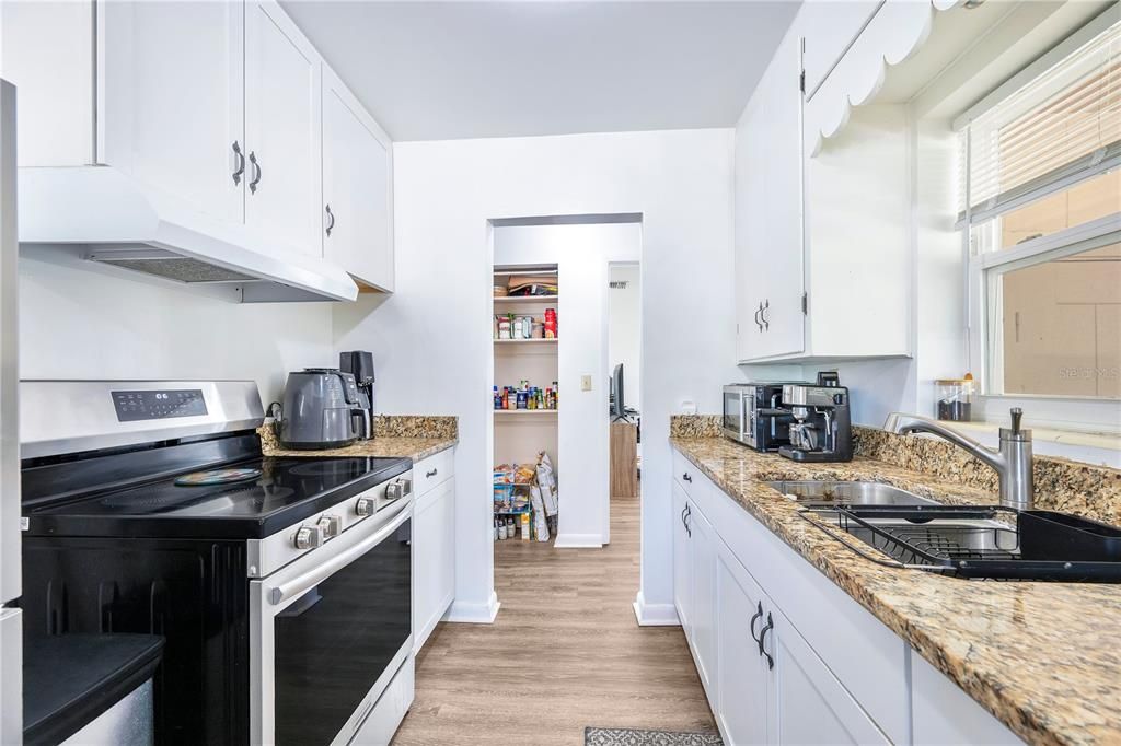 На продажу: $220,000 (2 спален, 2 ванн, 1021 Квадратных фут)