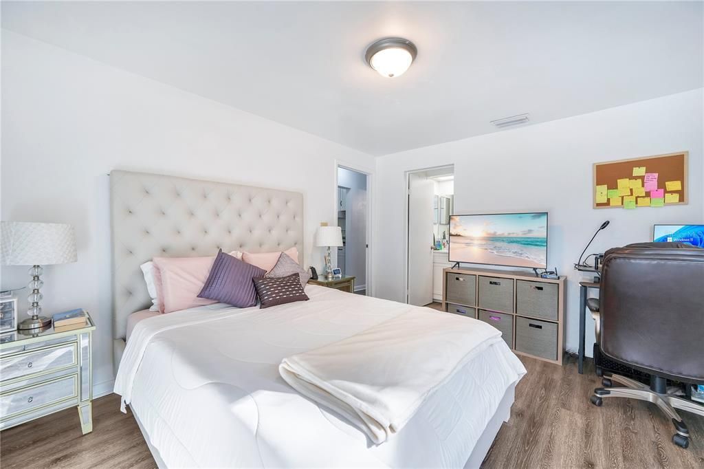 На продажу: $220,000 (2 спален, 2 ванн, 1021 Квадратных фут)